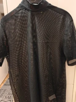 A T- tiimin musta verkkopaita