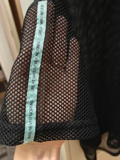 A T- tiimin musta verkkopaita