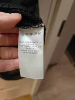 A T- tiimin musta verkkopaita