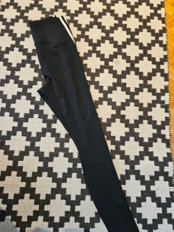 Adidaksen äitiystreenihousut