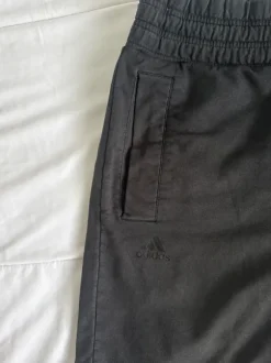 Adidaksen mustat shortsit