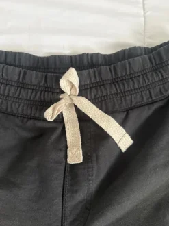 Adidaksen mustat shortsit