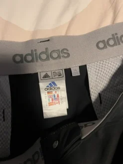 Adidaksen tekniset shortsit