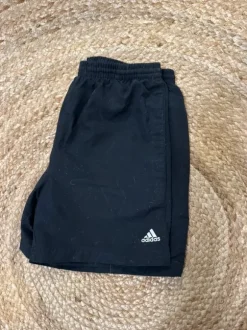 Adidas shortsit