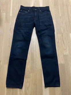Ajattomat Levi’s farkut – tummansiniset klassikot