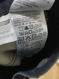 Ajattomat Levi’s farkut – tummansiniset klassikot