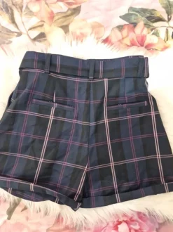 Amisu korkeavyötäröiset shortsit vyöllä 38