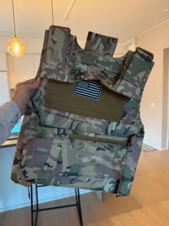 Armeijaliivi esim halloweenasuun