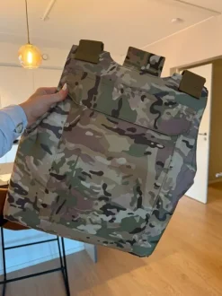 Armeijaliivi esim halloweenasuun