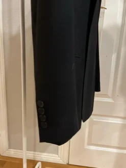 Batistini musta puvuntakki