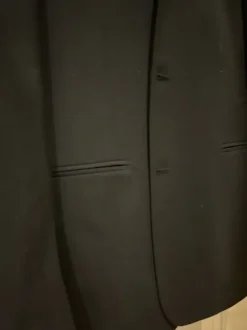 Batistini musta puvuntakki