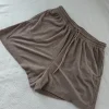 Beige shorts med fickor storlek M