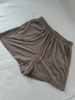 Beige shorts med fickor storlek M