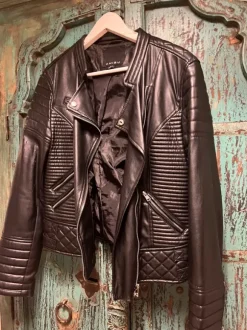 Biker-tyylinen takki.