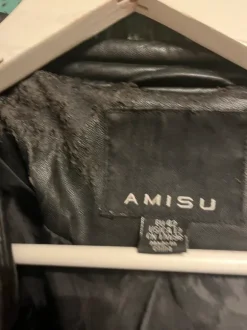 Biker-tyylinen takki.