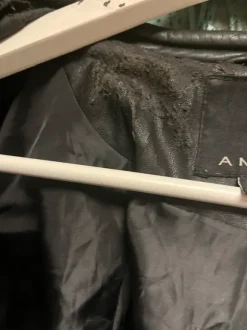 Biker-tyylinen takki.