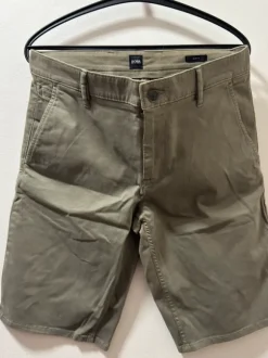 Bossin khakin väriset shortsit