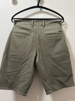 Bossin khakin väriset shortsit