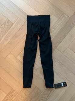 Bo+tee mustat treenileggingsit