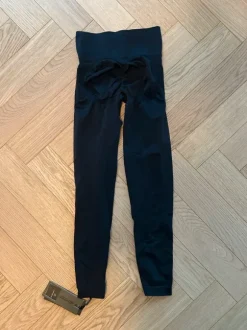 Bo+tee mustat treenileggingsit