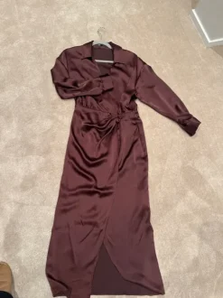 Brun satin klänning