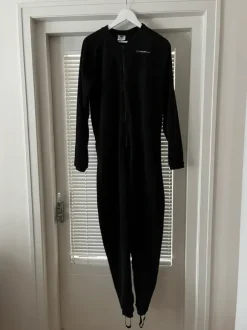 Crowsaver täysipitkä tummansininen fleecepuku.