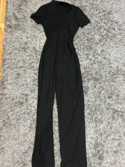 Czarny kombinezon
