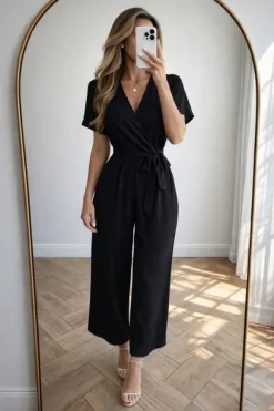 Czarny kombinezon z szerokimi nogawkami