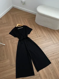 Czarny kombinezon z szerokimi nogawkami