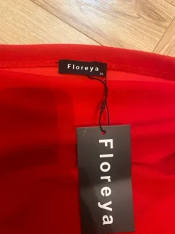 Czerwona bluzka na jedno ramię