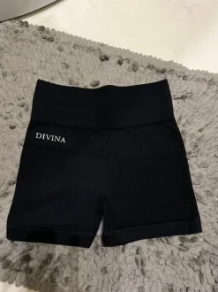 DIVINA shortsit