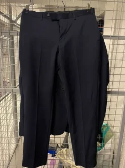 Dressman tummansininen puku