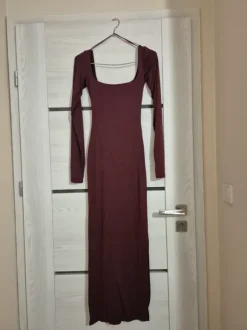 Długa bordowa sukienka na długi rękaw