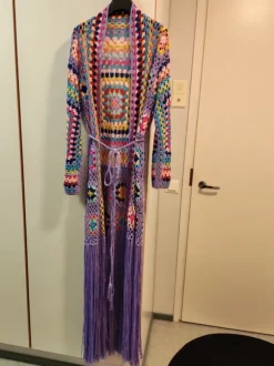 Extrapitkä takki hapsuilla