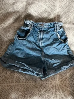 farkkushortsit joustavalla vyötäröllä