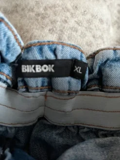 farkkushortsit joustavalla vyötäröllä