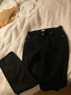 Gina tricot mustat farkut