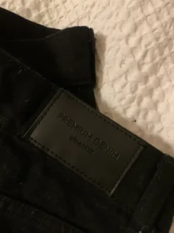 Gina tricot mustat farkut