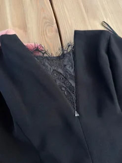 Guess olkaimeton haalari