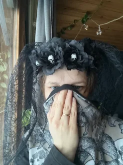 Halloween veil with skulls