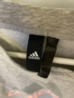 Harmaa Adidas college