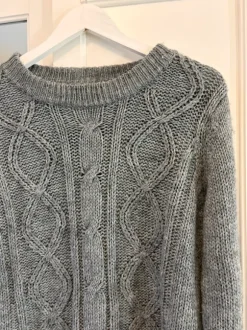 Harmaa palmikkoneule