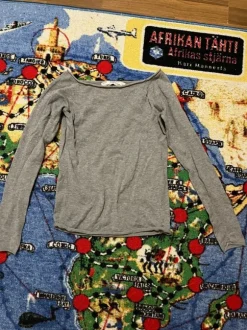 harmaa pitkähihainen