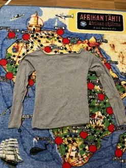 harmaa pitkähihainen