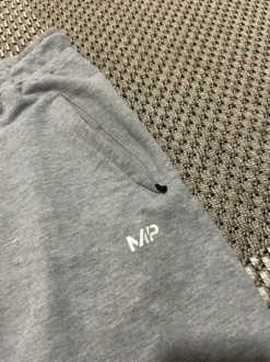 Harmaat college housut