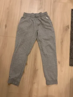 Harmaat college housut