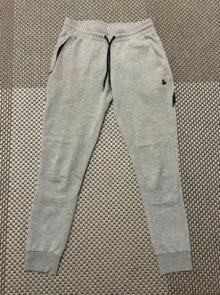 Harmaat college housut