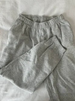 Harmaat collegehousut