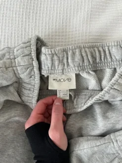 Harmaat collegehousut