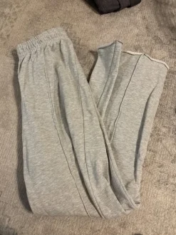 harmaat collegehousut